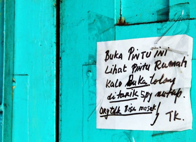 I forgot where I took this photo. What is clear is that the meaning of the writing is "open this door, look at the house door, if it is open, please pull it closed so that people cannot enter." So, I can say this is not a motivational sentence in another language.