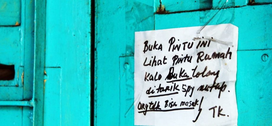 I forgot where I took this photo. What is clear is that the meaning of the writing is "open this door, look at the house door, if it is open, please pull it closed so that people cannot enter." So, I can say this is not a motivational sentence in another language.